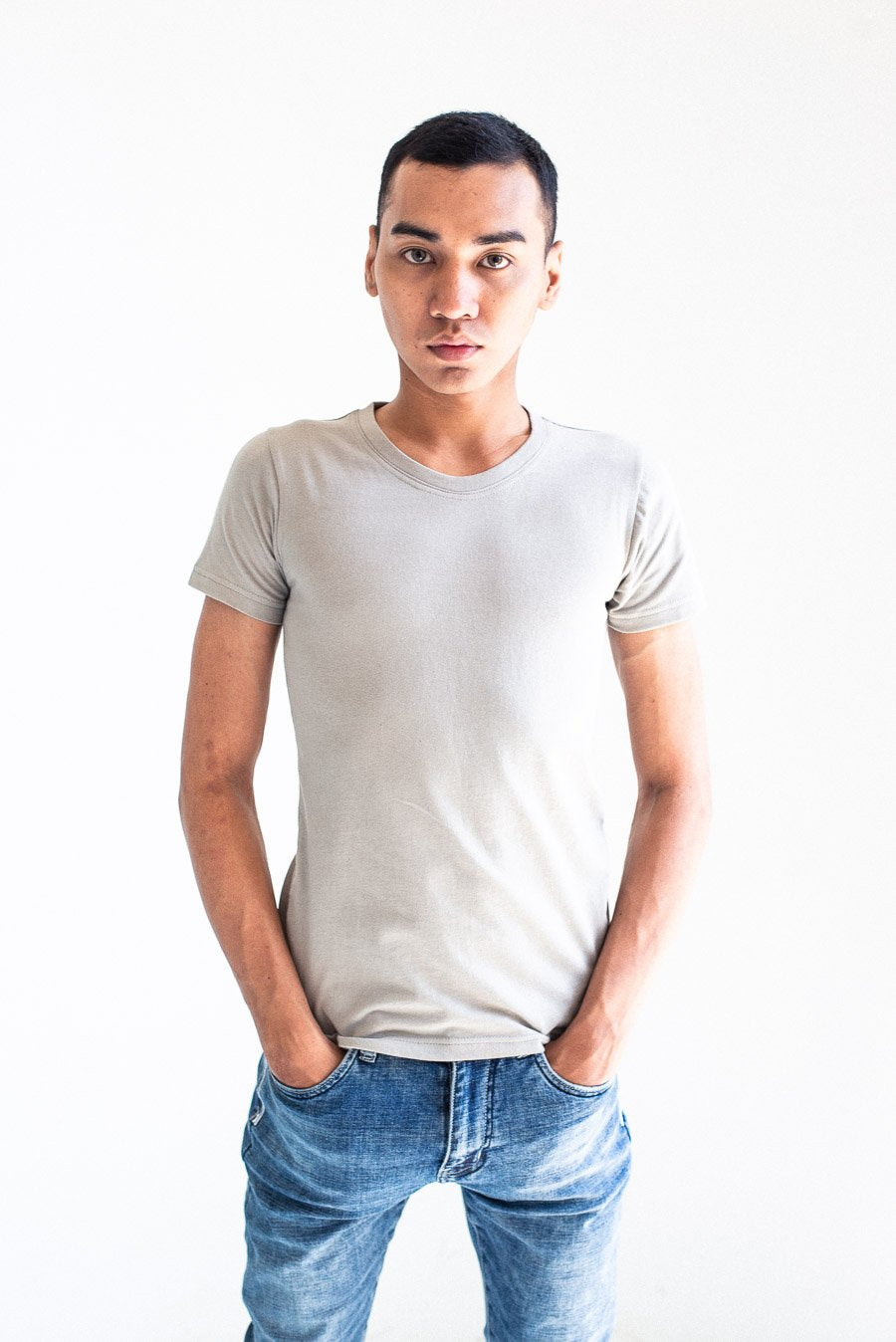 Our fair fashion t-shirt, seen here in grey, is an everyday basic to pair with favorite jeans.