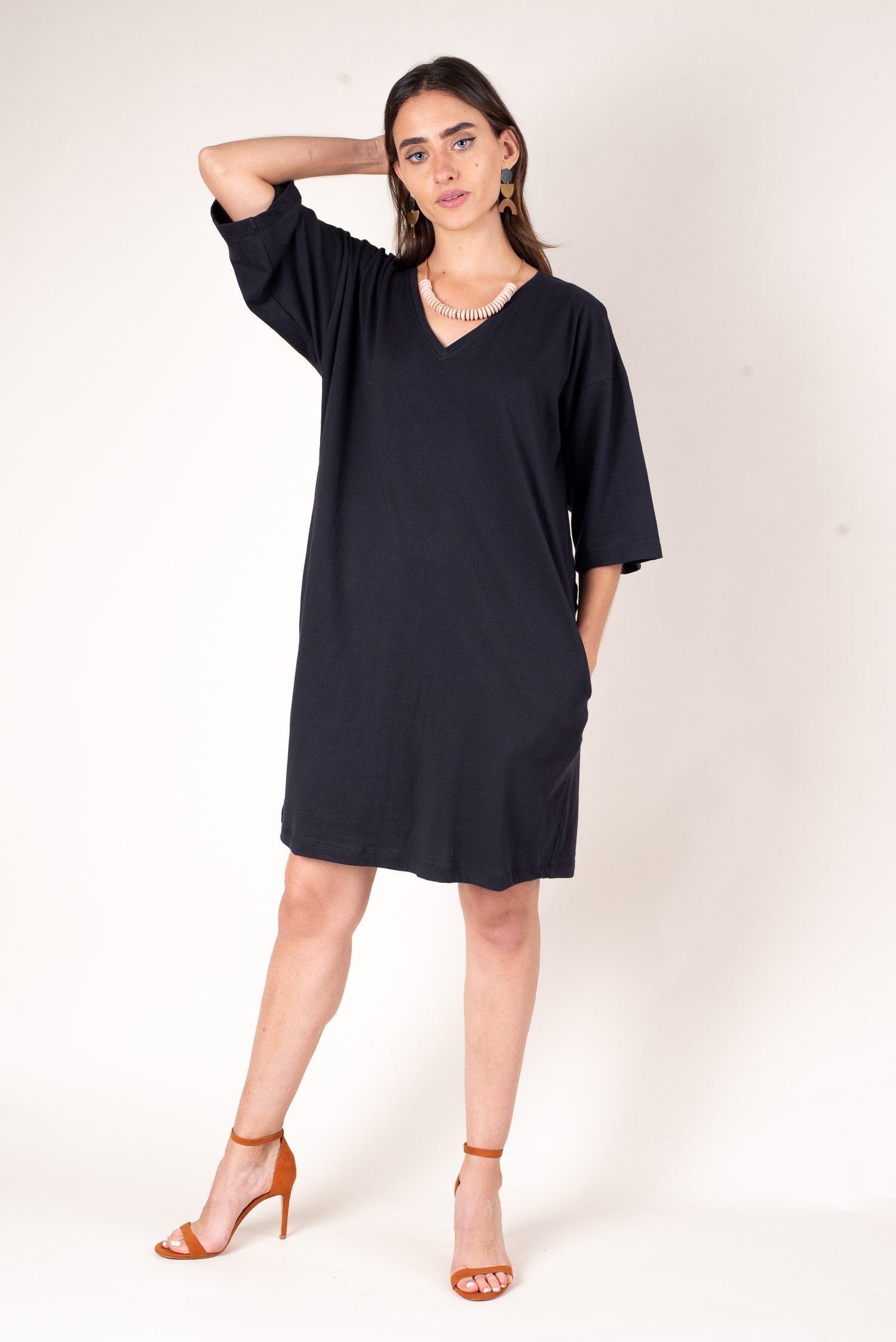 A look at the comfortable and soft v-neck jersey t-shirt dress. This sustainable fashion dress is an essential for any minimalist capsule wardrobe.